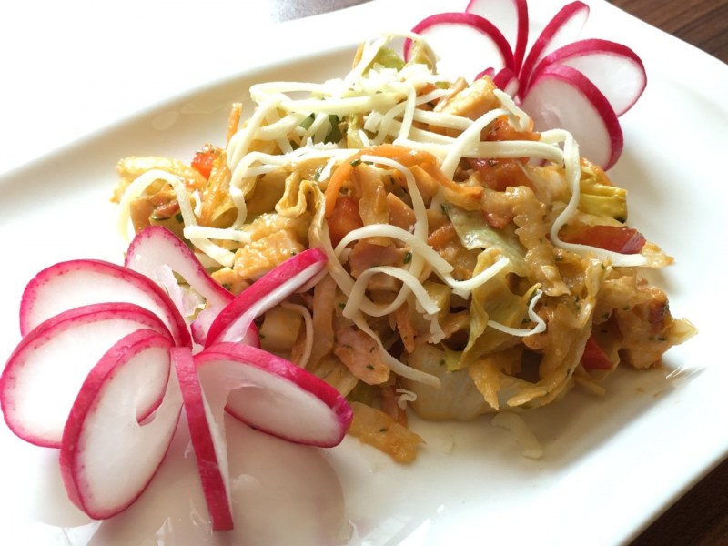 Салат с куриной грудкой и яичными блинчиками
