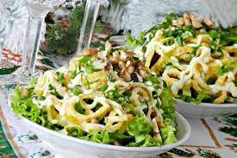 Салат с омлетными блинчиками и курицей