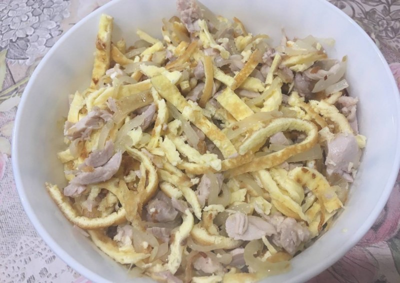 Салат с блинчиками и колбасой копченой