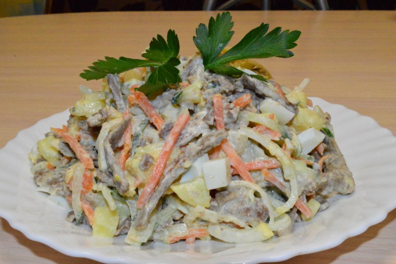 Салат с лепешкой и колбасой