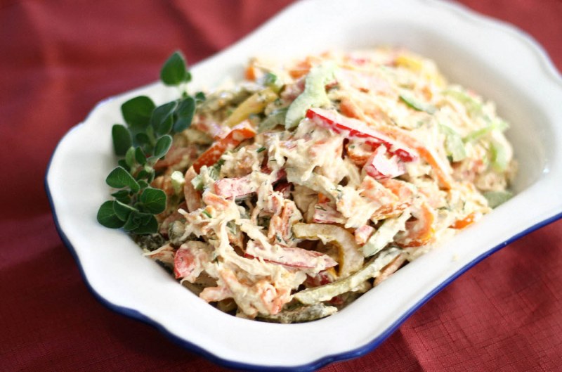 Салат с яичными блинчиками и курицей