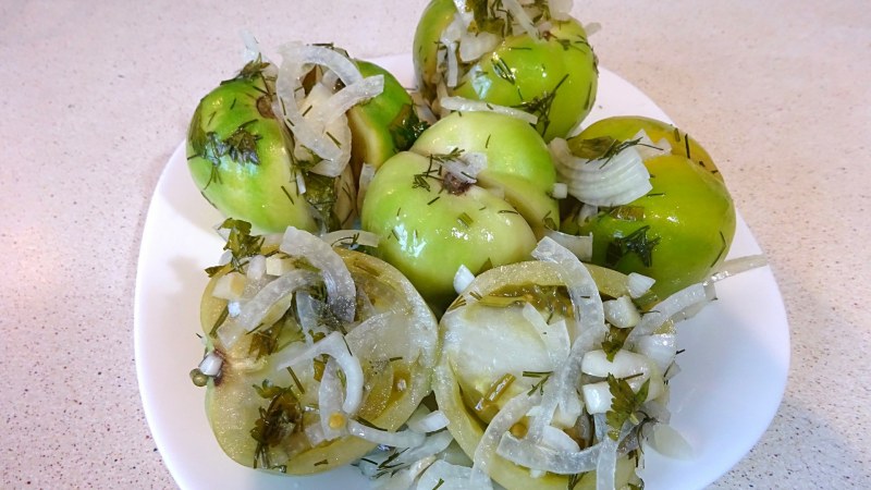 Помидоры с луком и маслом