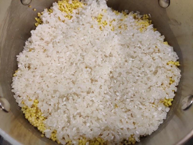 Пшенная каша на белом фоне