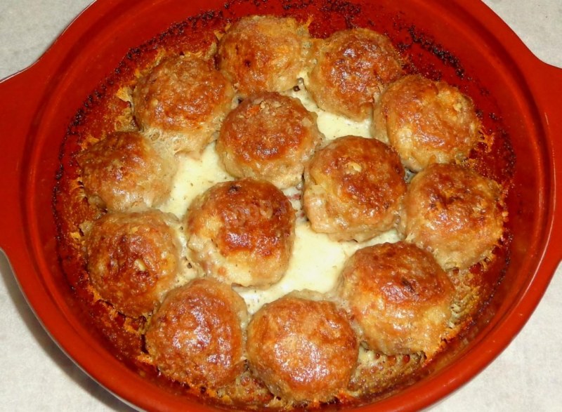 Куриные биточки в сливочном соусе