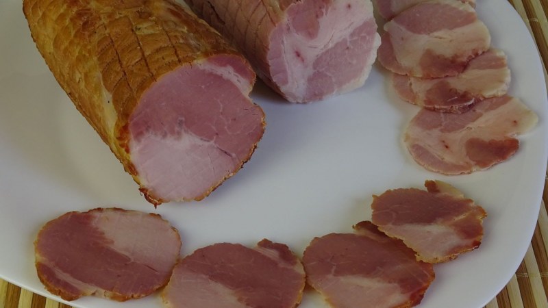 Вареные мясные копчености