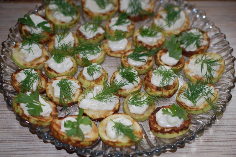 Жареные кабачки кружочками с чесноком
