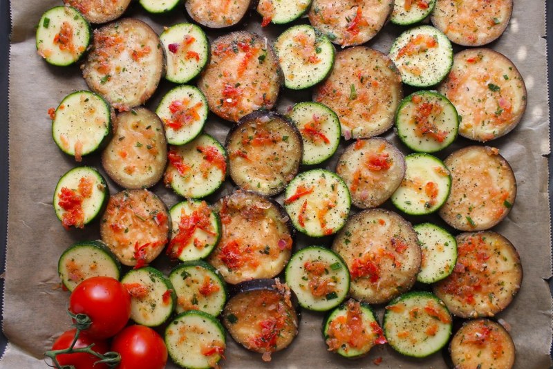 Кабачки жареные с чесночным соусом