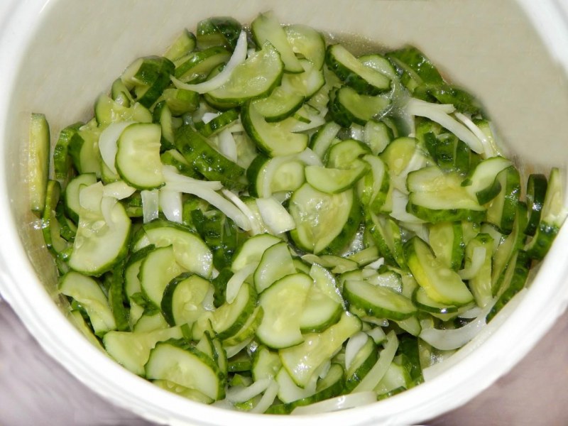 Салат из огурцов с луком и чесноком