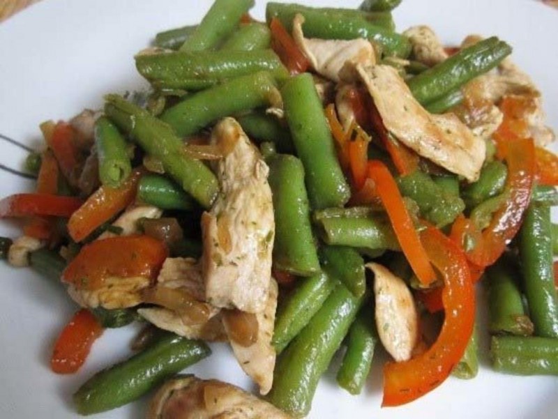 Салат стручковая фасоль с курицей
