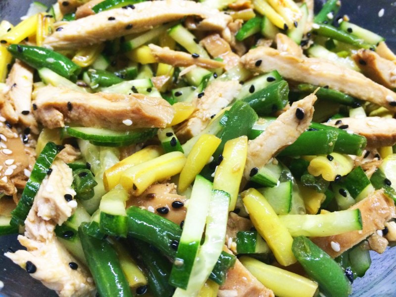 Тёплый салат с курицей, перцем и стручковой фасолью