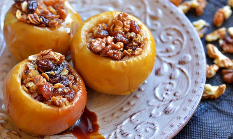 Яблоки печёные в духовке с мёдом и орехами