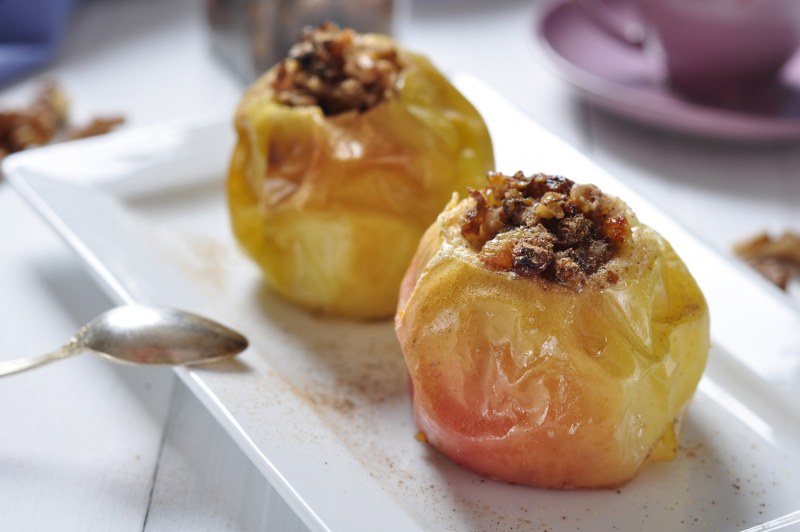 Яблоки запеченные в духовке с медом и орехами