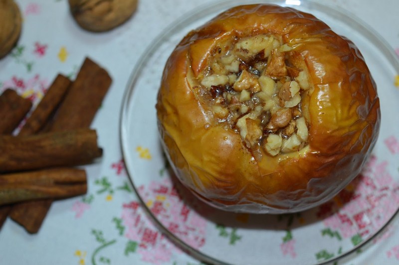Запечённые яблоки в духовке