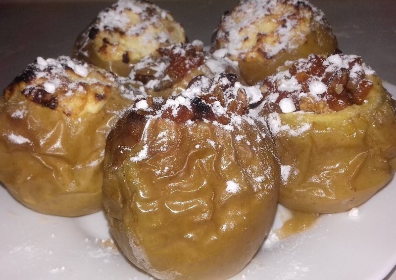 Запеченные яблоки с орехами