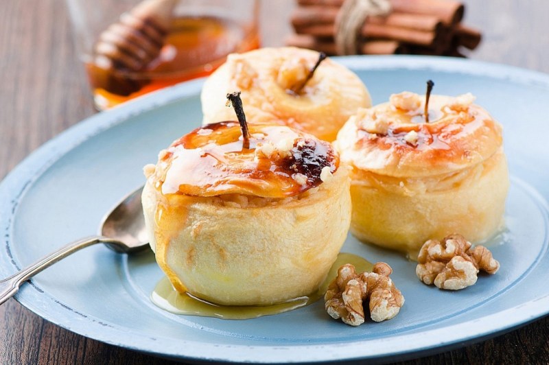 Запеченные яблоки с орехами