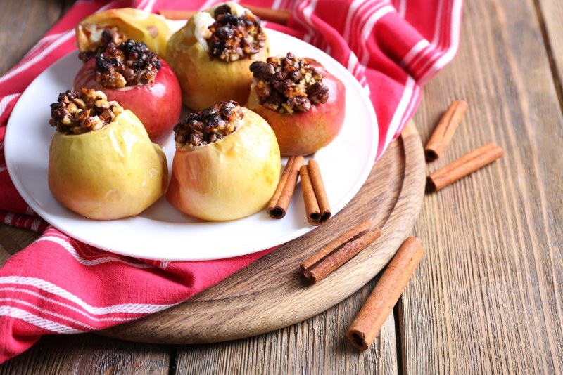 Яблоки фаршированные изюмом