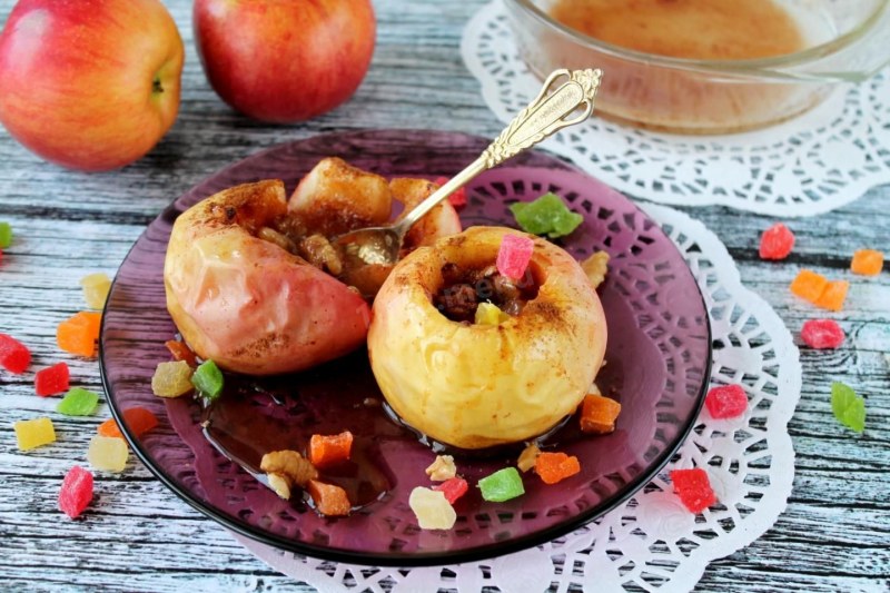 Яблоки печёные в духовке с мёдом и орехами