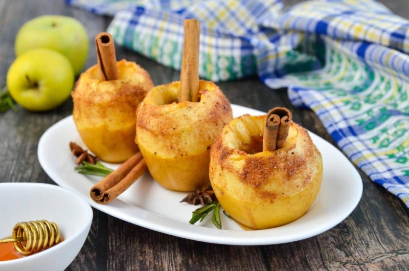 Десерт запеченные яблоки с медом и орехами