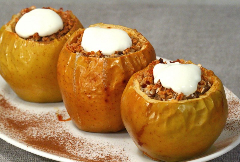 Запеченные яблоки с грецким орехом и медом