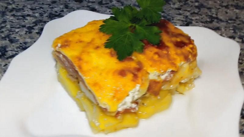 Филе минтая в духовке с помидорами и сыром