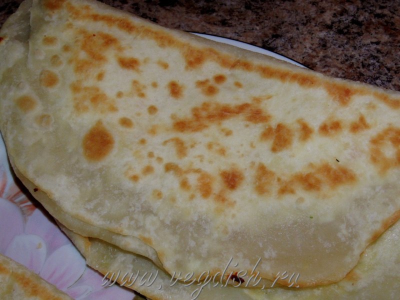 Чебуреки на тарелке