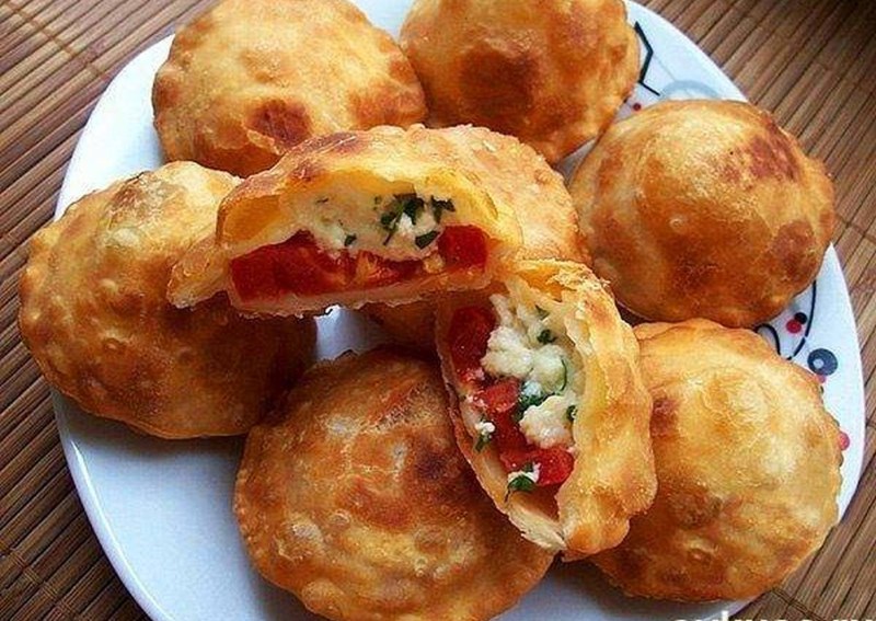 Чебуреки на деревянном фоне