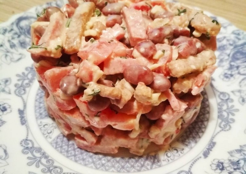 Салат с фасолью и сухариками и ветчиной и помидорами