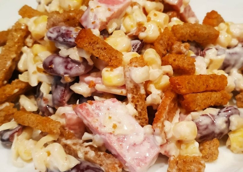 Салат с кириешками фасолью и помидорами