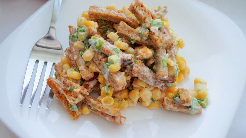 Салат с кириешками и фасолью