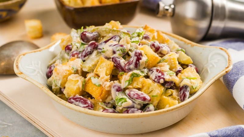 Салат с фасолью и сухариками и колбасой и кукурузой