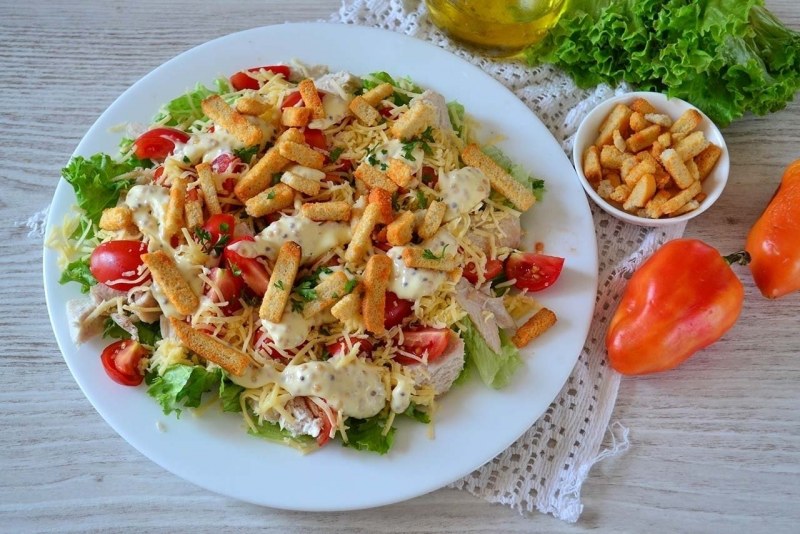 Салат с фасолью и сухариками и кукурузой и курицей