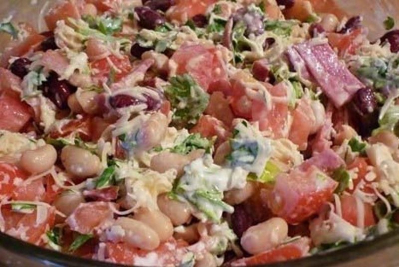 Салат кукуруза фасоль кириешки