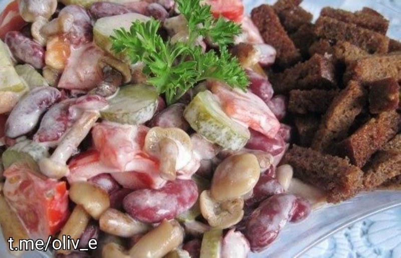 Салат кукуруза фасоль кириешки