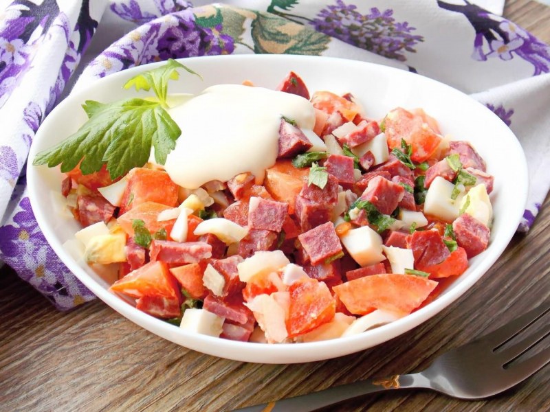 Салат кириешки кукуруза колбаса
