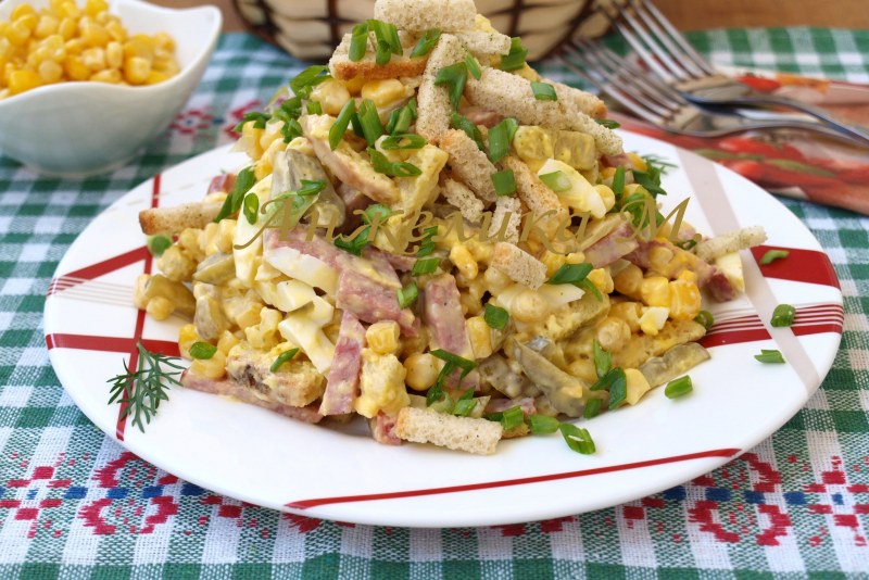 Салат из фасоли консервированной с сухариками и кукурузой