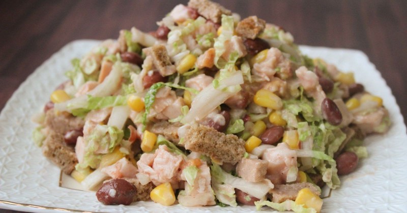 Салат Обжорка с кукурузой и колбасой