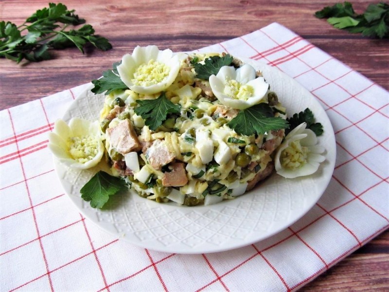 Салат с печени трески с кукурузой