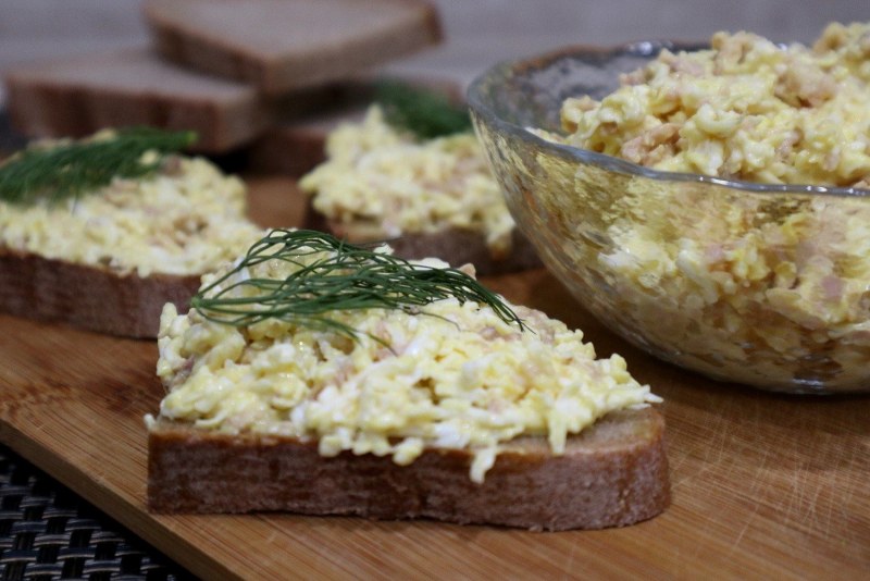 Салат с треской и яйцом