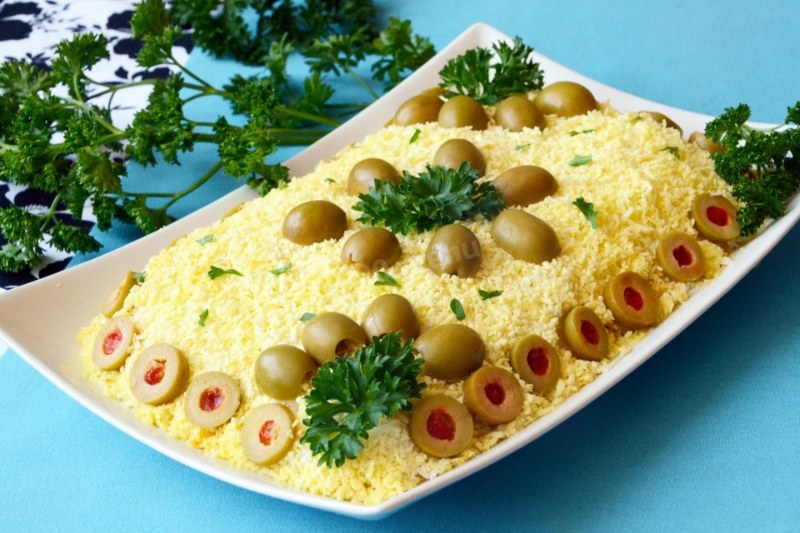 Салат из печени трески с зеленым горошком