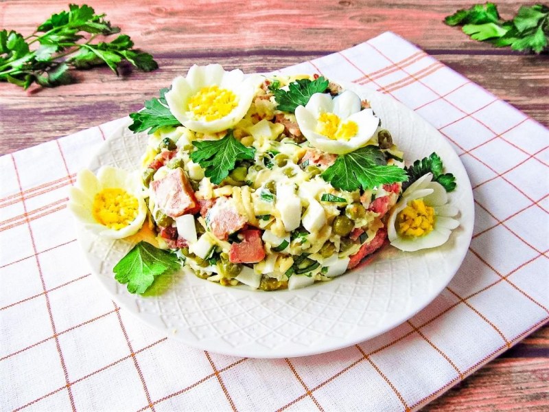 Салат с печенью трески и огурцом