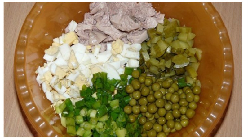 Салат с треской и свежими овощами