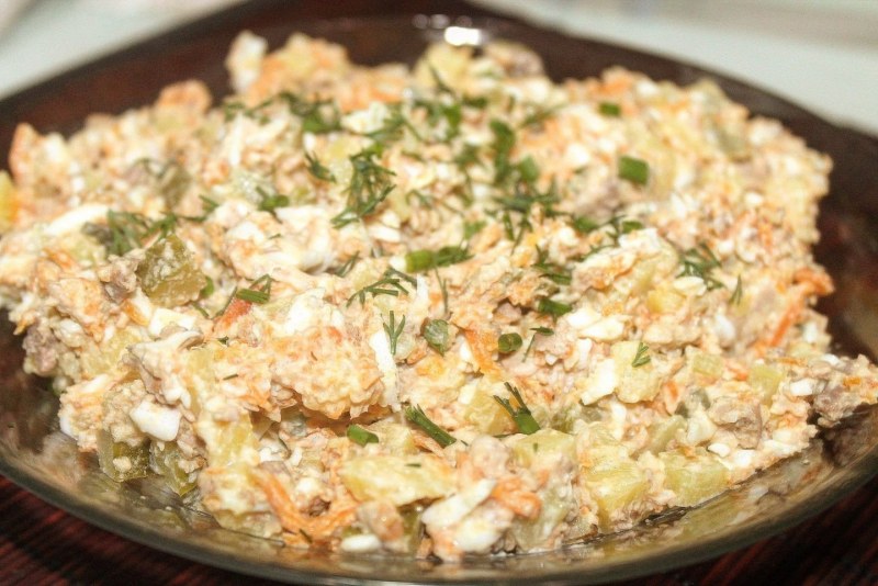 Салат из печени трески и авокадо