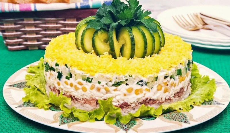 Салат с печенью трески с рисом