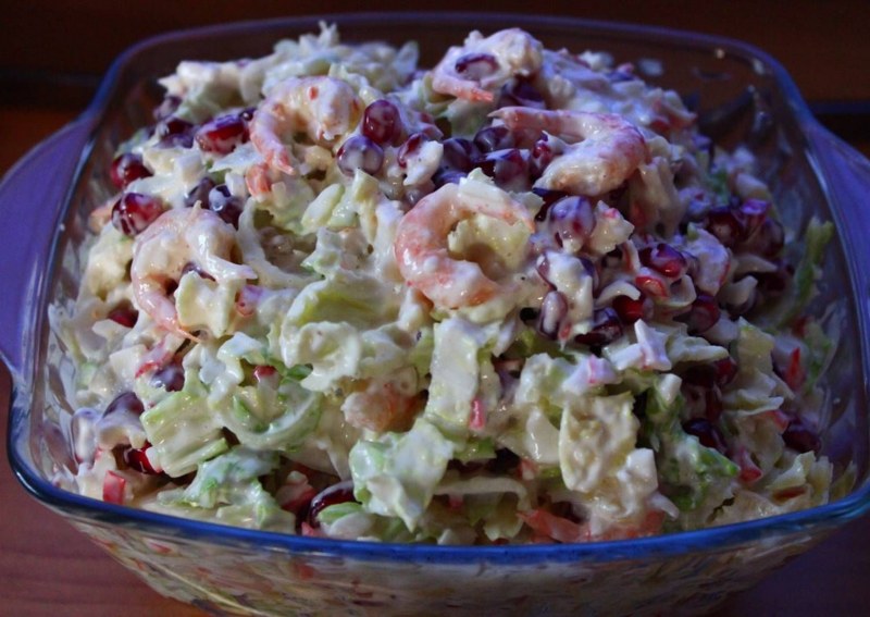 Салат с курицей гранатом и пекинской капустой