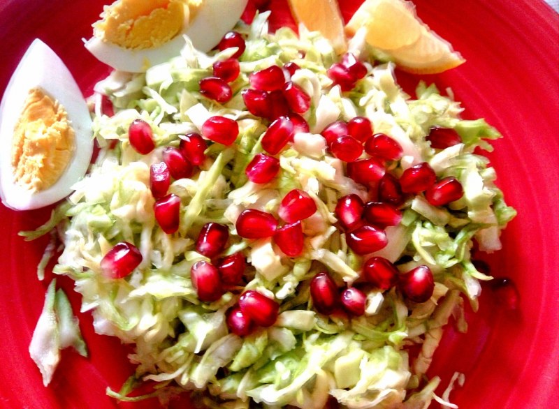 Салат с курицей гранатом и пекинской капустой