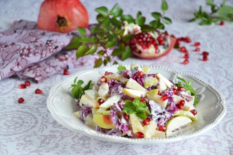Салат с ананасом и гранатом