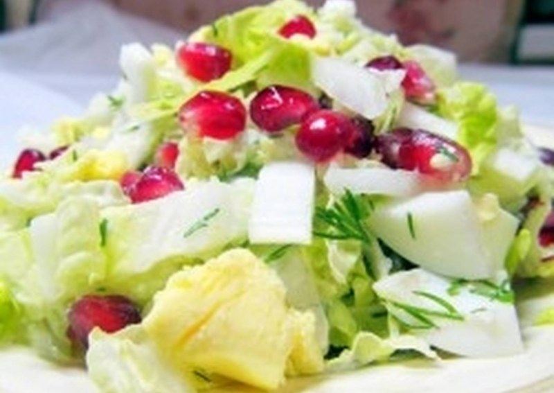 Салат с ананасом и гранатом