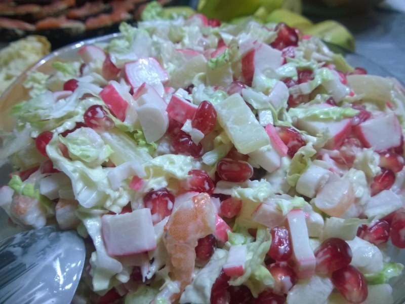 Салат с капустой и гранатом и яблоком