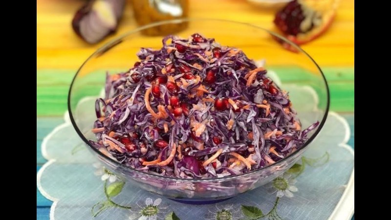 Салат с брюссельской капустой и гранатом