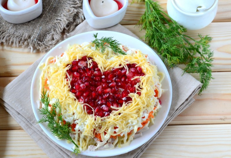 Салат с гранатом и курицей
